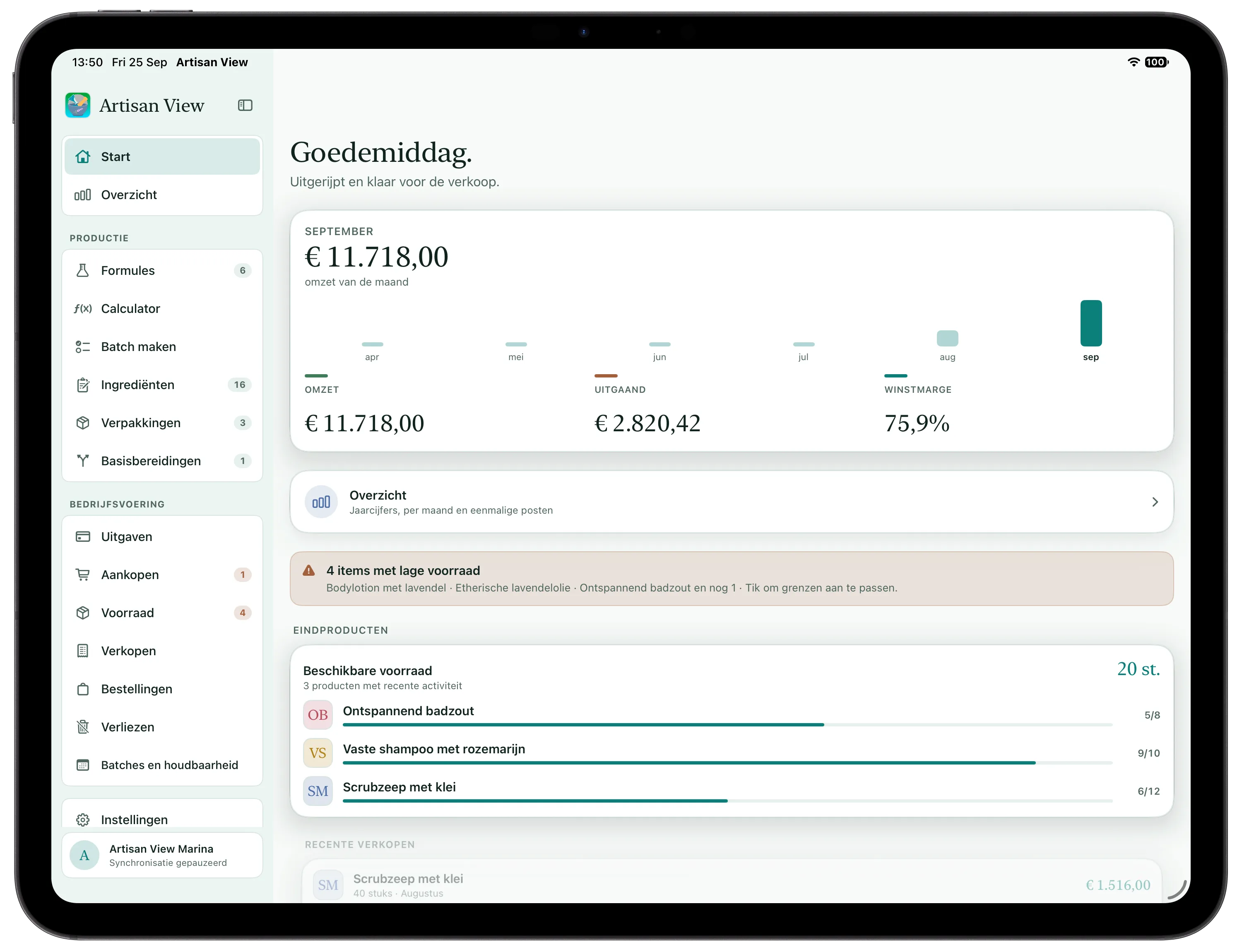 Artisan View op de iPad: navigatiekolom met recepten, batches, voorraad en verkoop naast het maanddashboard